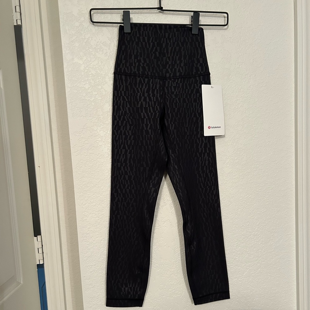 Lululemon Align HR crop 23” *embossed